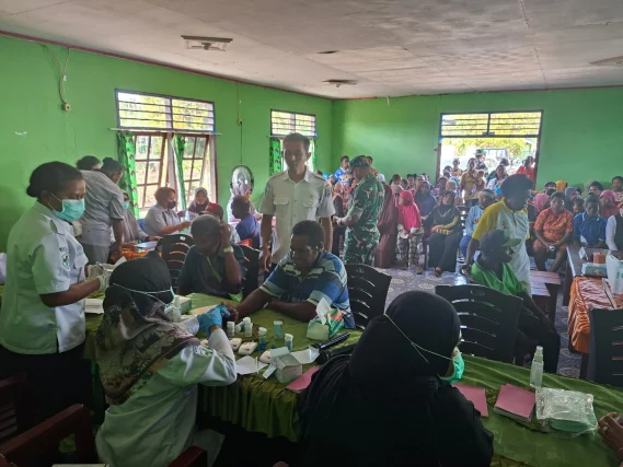 Satgas TMMD Ke-130 Kodim 1808/Mansel Bersama Dinas Kesehatan dan Ibu Persit Gelar Pengobatan Gratis