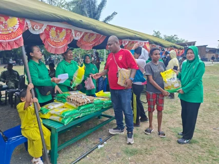 Bantu Masyarakat Yamboi Gunung, Satgas TMMD Ke-130 Kodim 1808/Mansel Gelar Bazar Murah